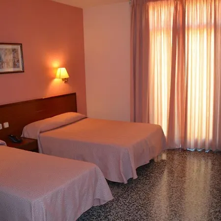 Cuatro Naciones Hotell