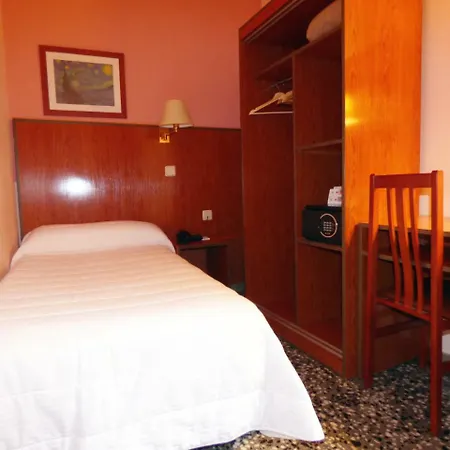 Cuatro Naciones Hotell 2*
