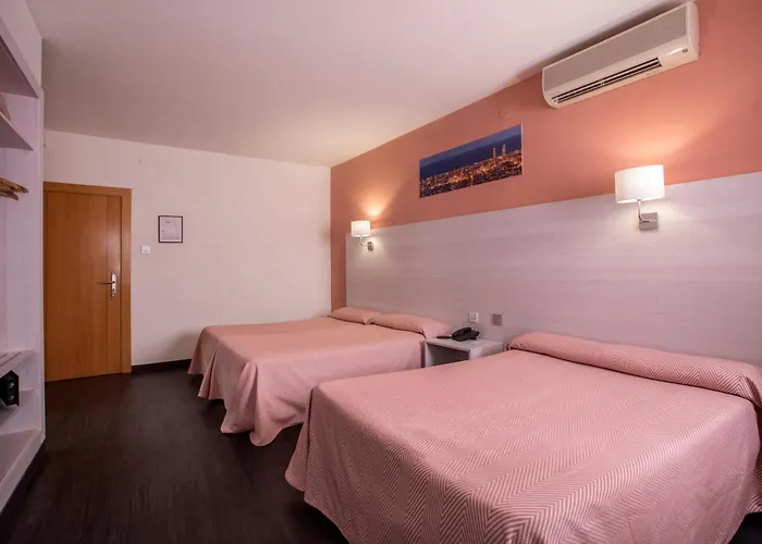 クアトロ ナシオネス ホテル 2*