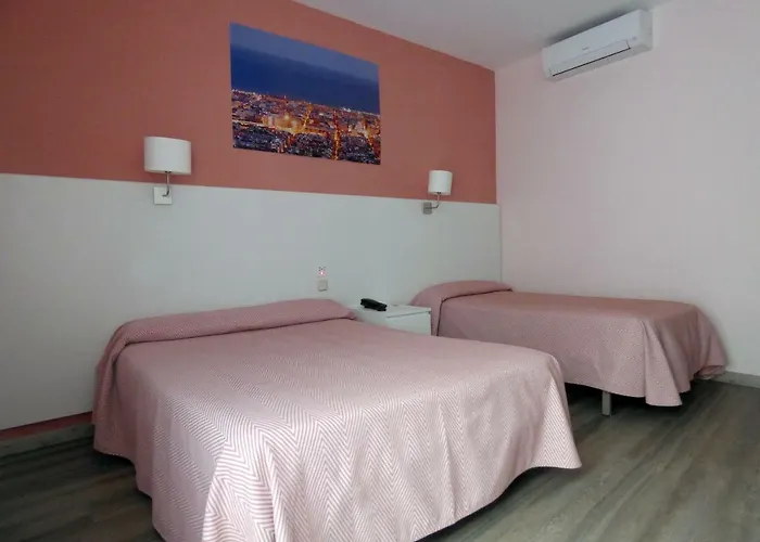 クアトロ ナシオネス ホテル 2*