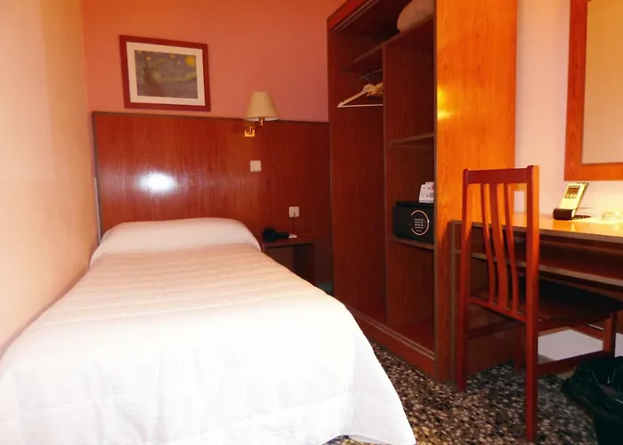 クアトロ ナシオネス ホテル 2*