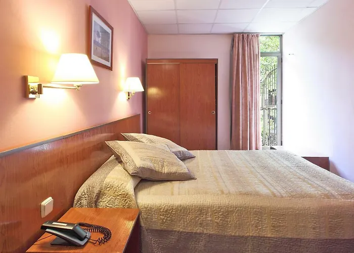 クアトロ ナシオネス 2* バルセロナ